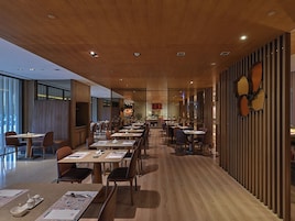 2 間餐廳；供應午餐和晚餐