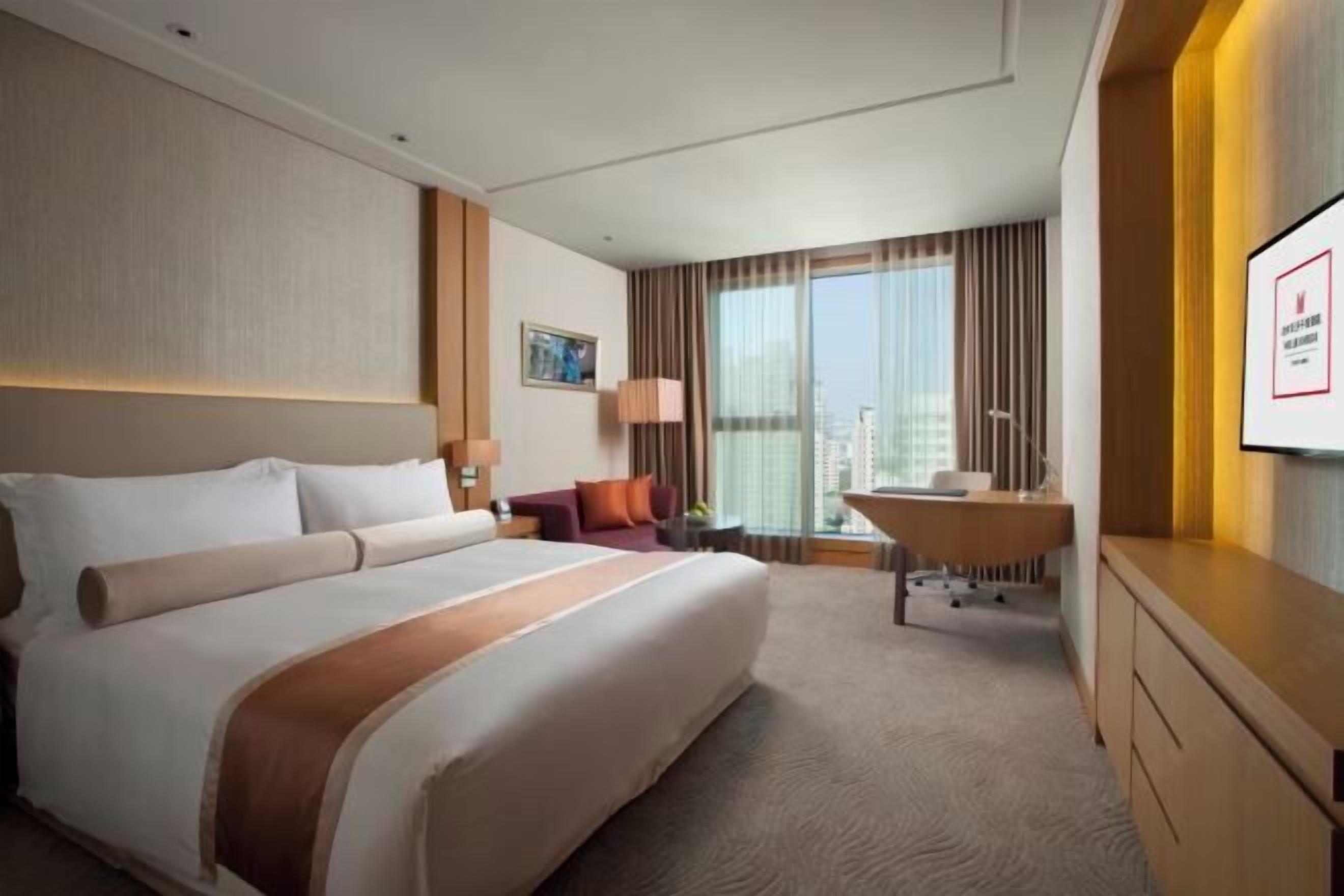 Cubrecamas, caja de seguridad en la habitación y escritorio 