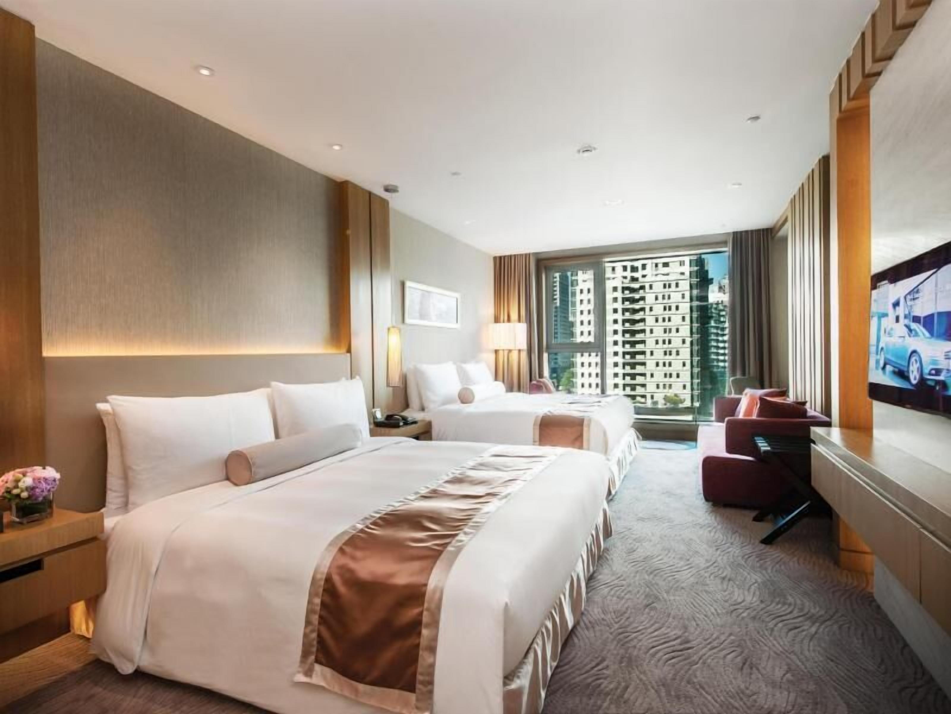 Down duvets, in-room safe, desk, blackout curtains