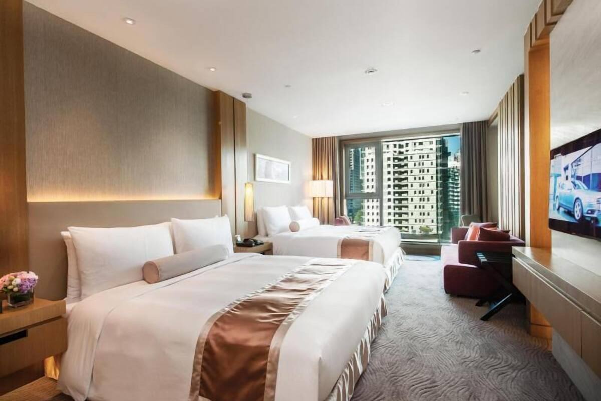 Down duvets, in-room safe, desk, blackout curtains