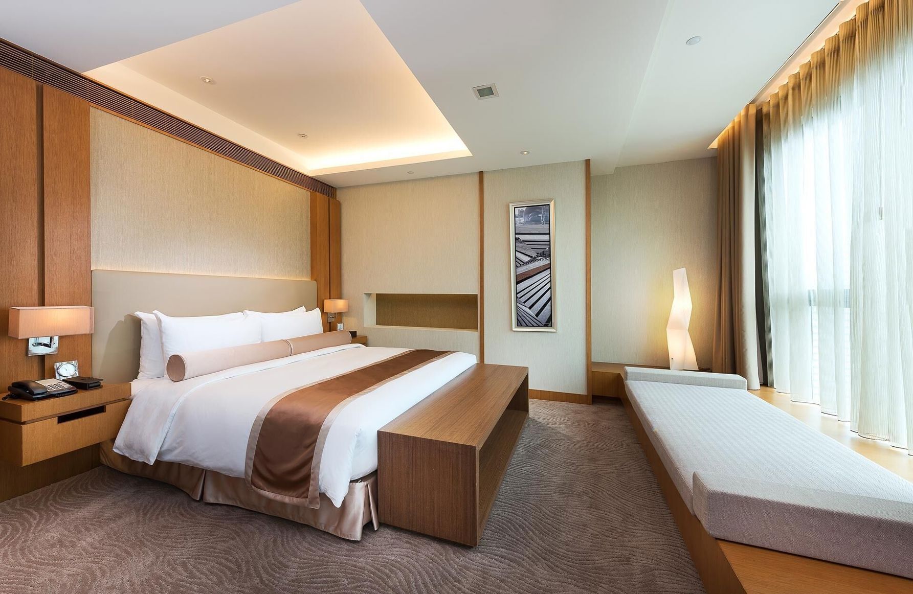 Down duvets, in-room safe, desk, blackout curtains