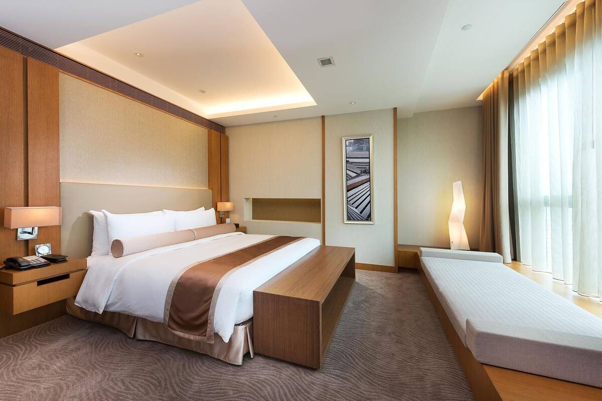 Down duvets, in-room safe, desk, blackout curtains