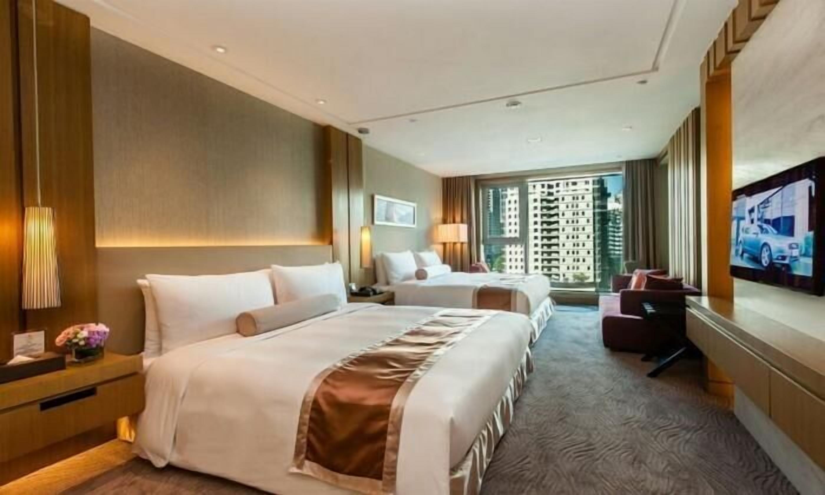 Cubrecamas, caja de seguridad en la habitación y escritorio 