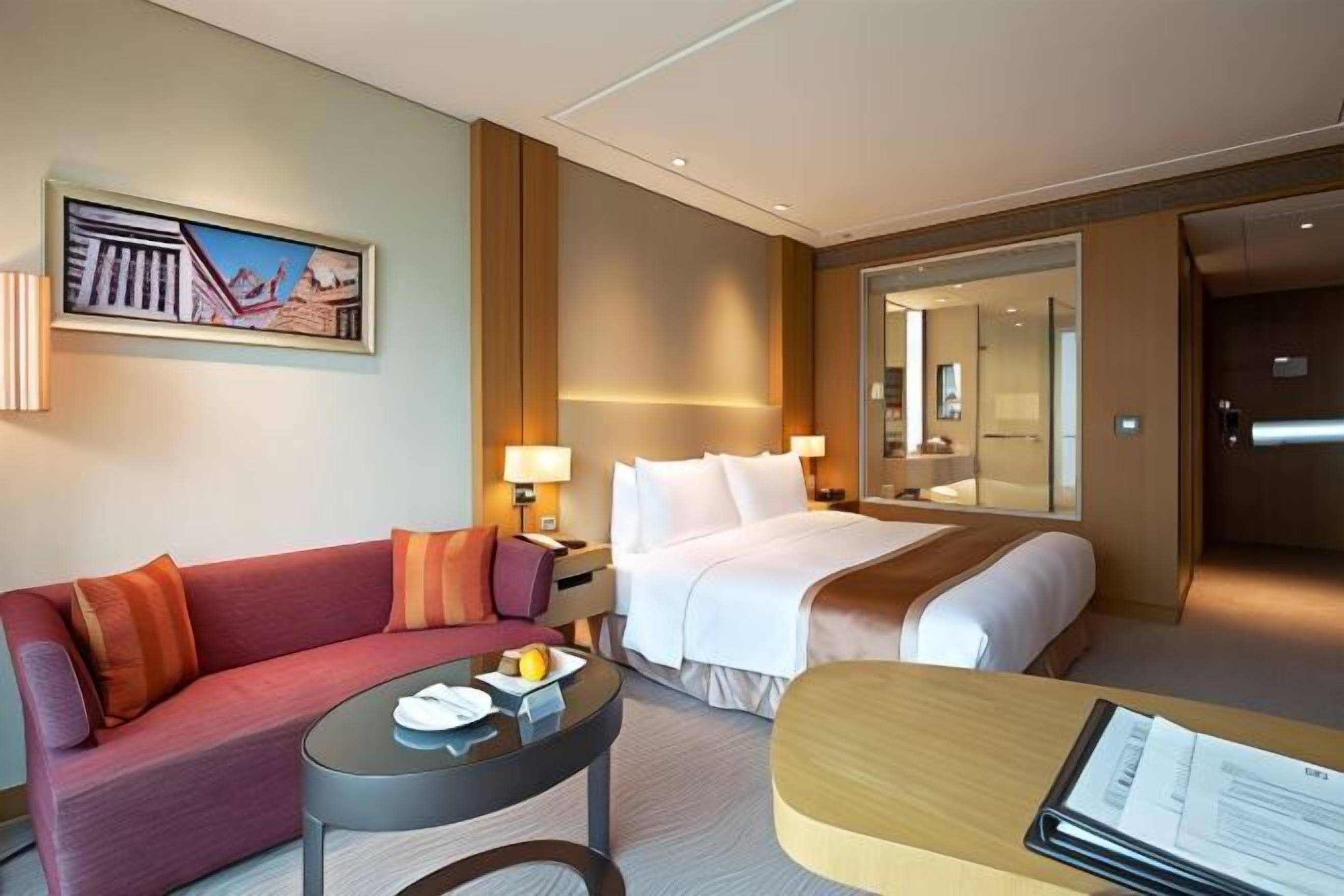 Cubrecamas, caja de seguridad en la habitación y escritorio 