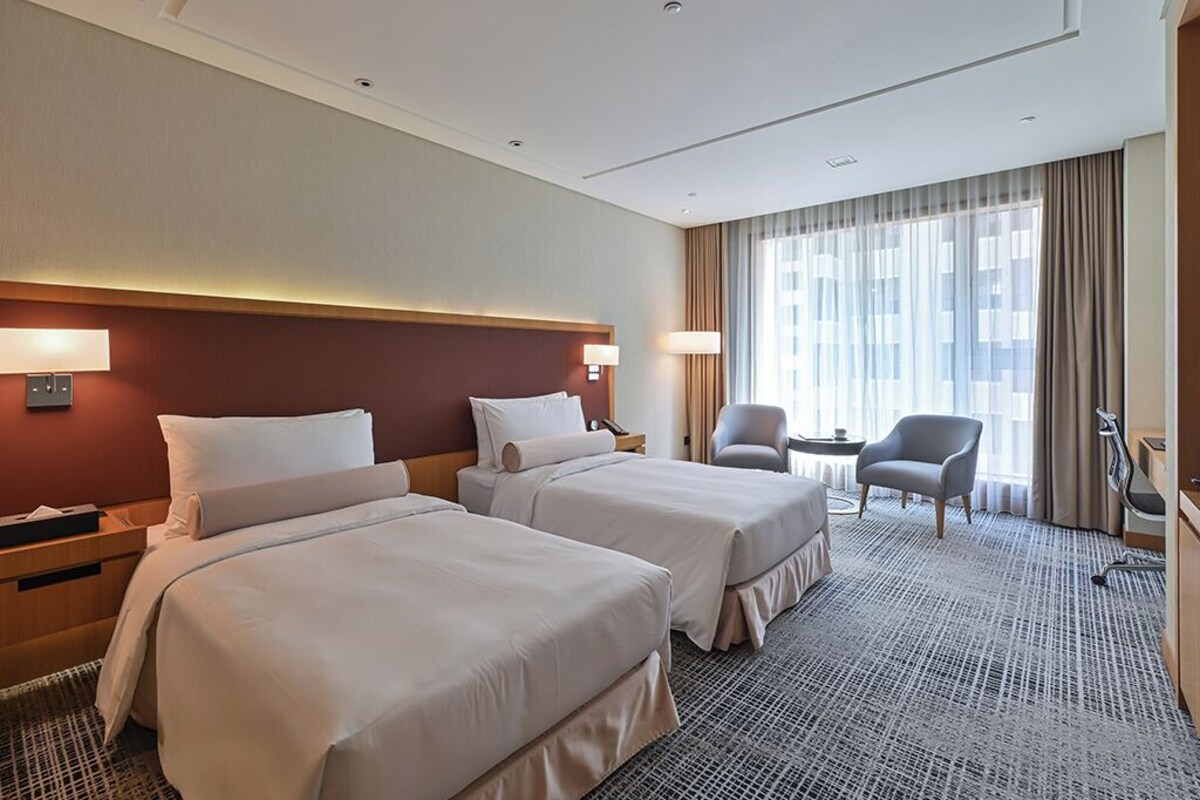 Phòng 2 giường đơn Club (2 Single beds, No View) | Chăn bông, két bảo mật tại phòng, bàn, màn/rèm cản sáng 