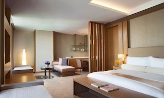 Cubrecamas, caja de seguridad en la habitaciĂłn y escritorio