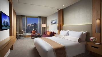 Down comforters, in-room safe, desk, blackout drapes