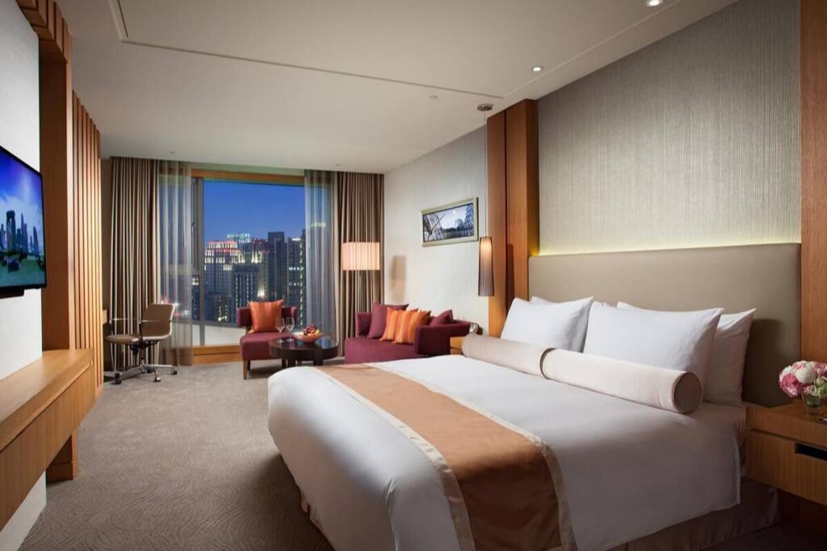 Down duvets, in-room safe, desk, blackout curtains