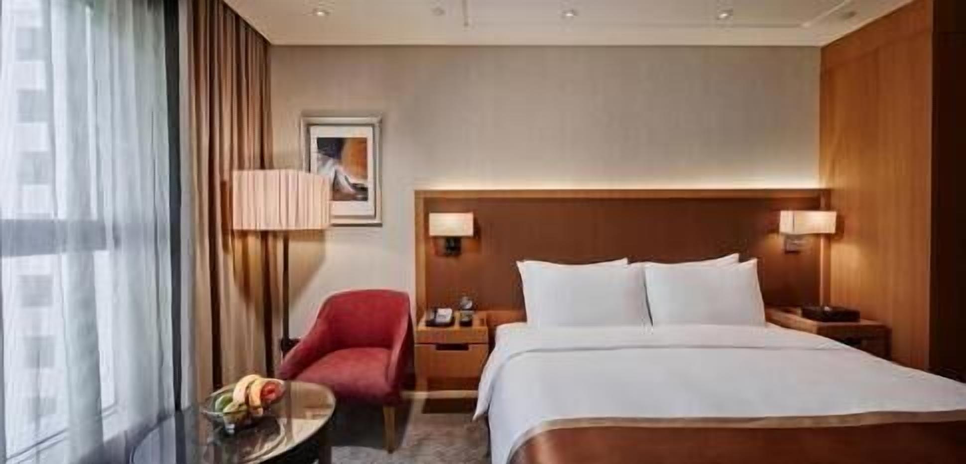 Down duvets, in-room safe, desk, blackout curtains