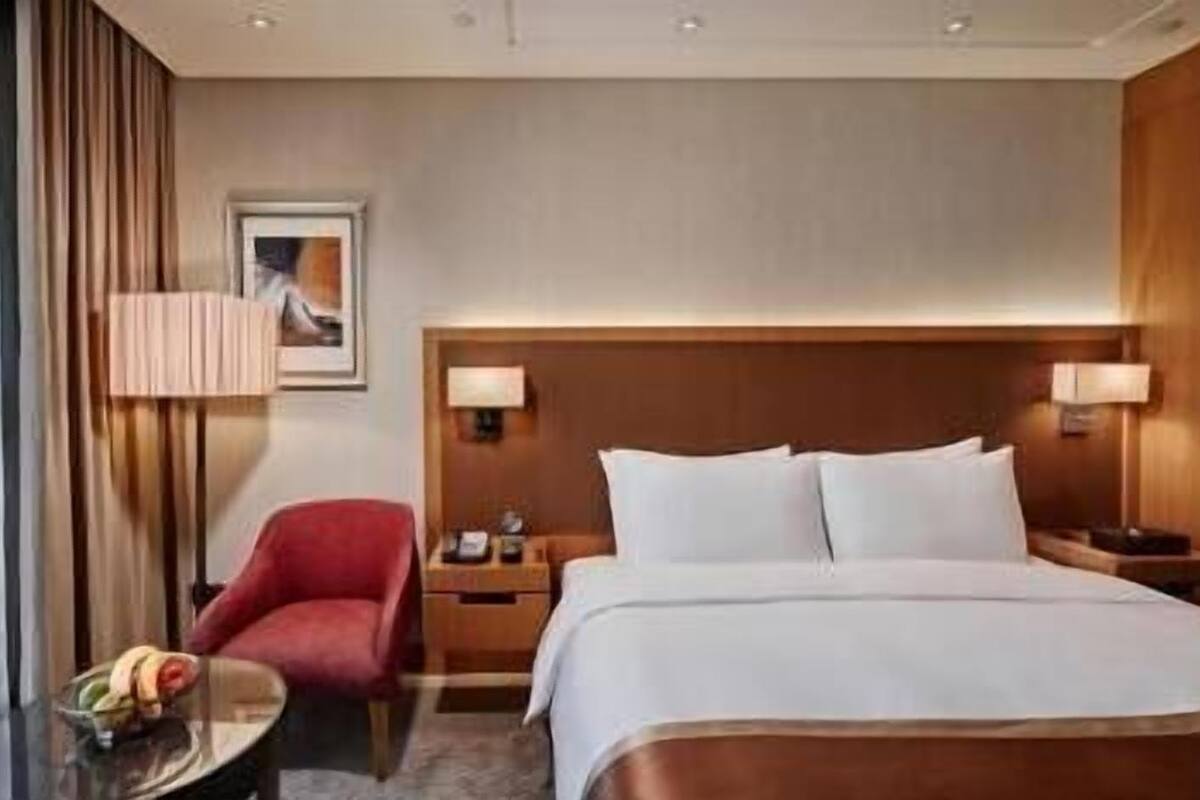 Down duvets, in-room safe, desk, blackout curtains