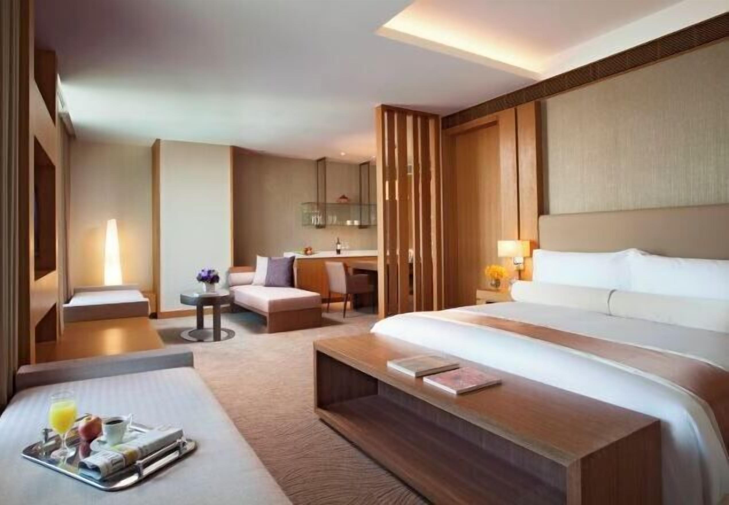 Cubrecamas, caja de seguridad en la habitación y escritorio 