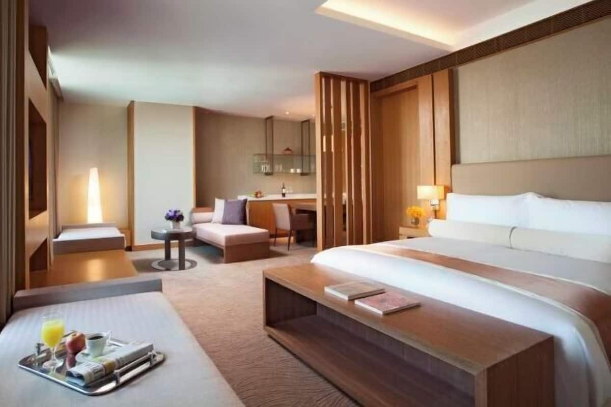 1 bedroom, down duvets, in-room safe, desk