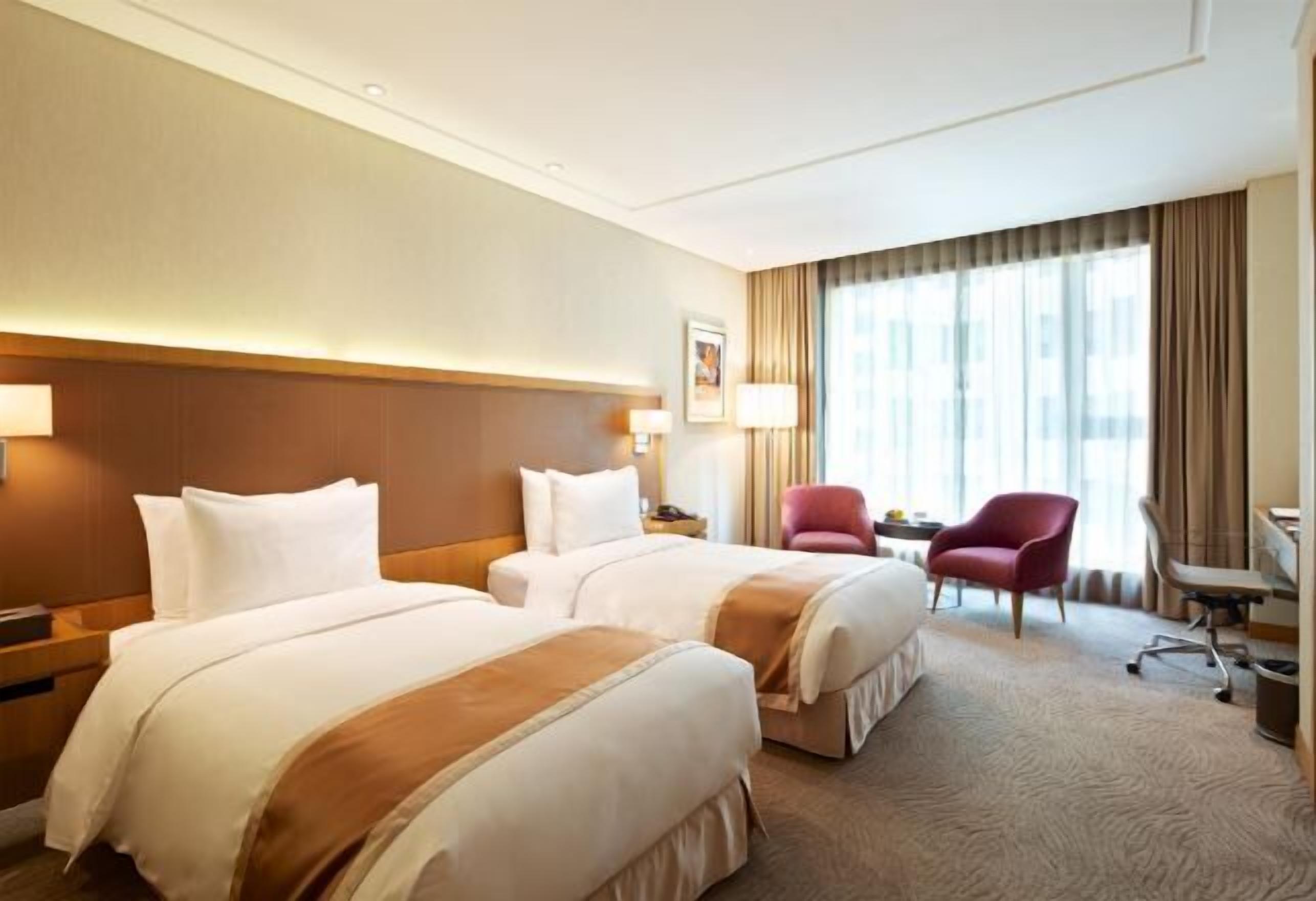 Cubrecamas, caja de seguridad en la habitación y escritorio 