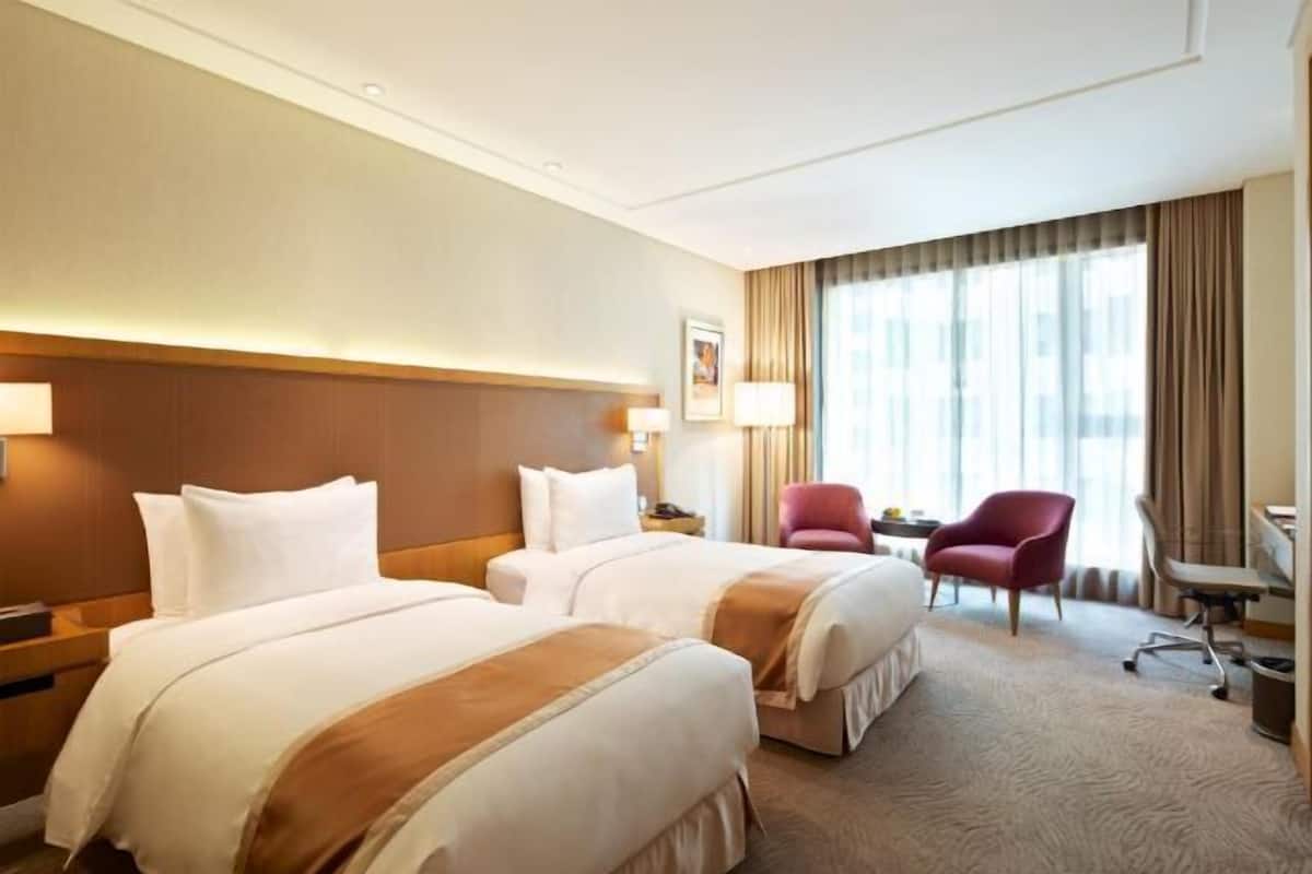 1 bedroom, down duvets, in-room safe, desk