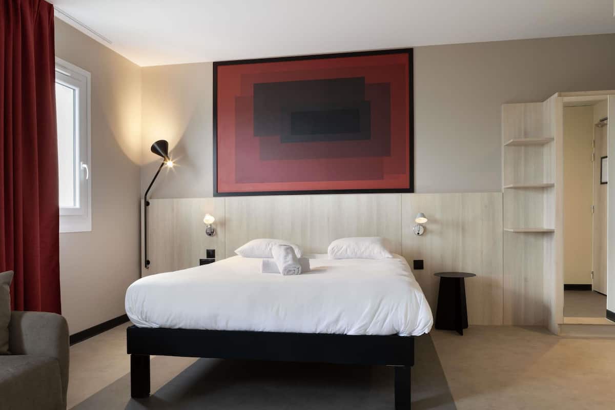Habitació estàndard, 1 llit doble, accessible | Escriptori, espai de treball apte per a portàtils i cortines opaques