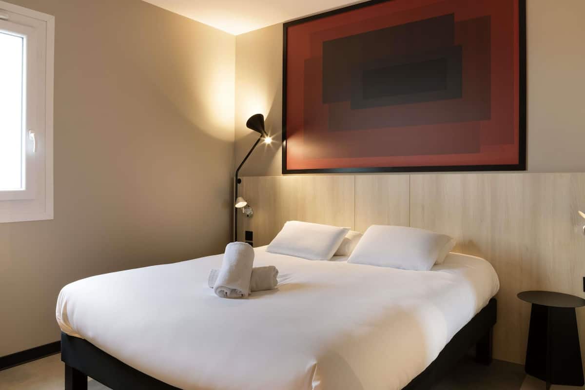 Comfort Room, 1 Double Bed | Desk, laptop workspace, blackout drapes, soundproofing