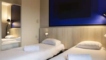 Chambre Standard, 2 lits une place | Bureau, espace de travail pour ordinateur portable, rideaux occultants