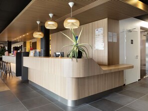 Desk, laptop workspace, blackout drapes, soundproofing - ibis Douai Dechy (Dechy)