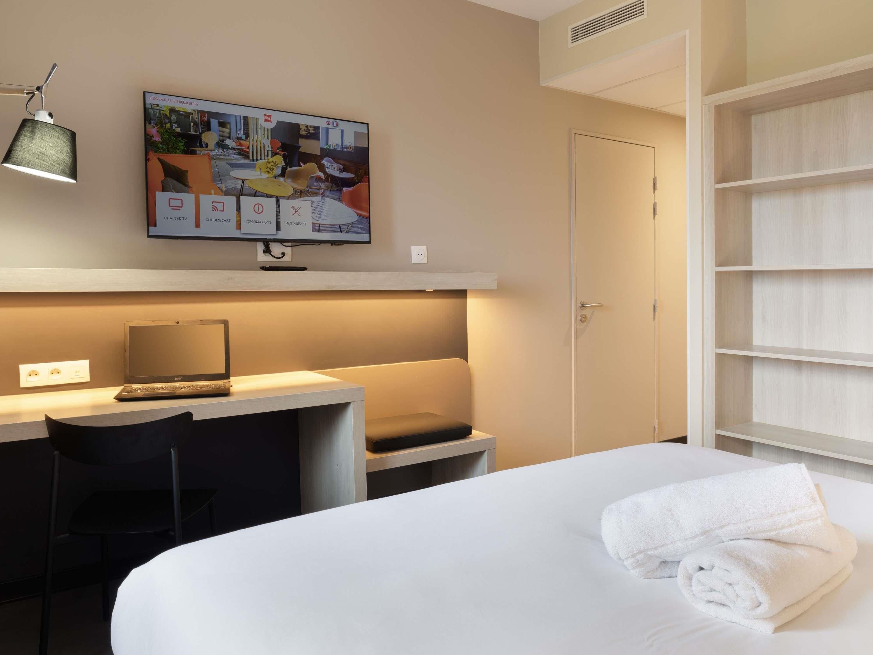 standard room, 1 double bed | desk, laptop workspace, blackout curtains, soundproofing