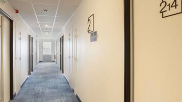 Bureau, espace de travail pour ordinateur portable, rideaux occultants