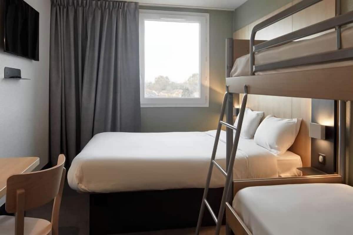 Minibar, Schreibtisch, Verdunkelungsvorhänge, schallisolierte Zimmer