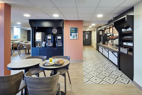 Petit déjeuner buffet servi tous les jours en supplément. B&B HOTEL Paris Nord Gonesse Parc des Expos