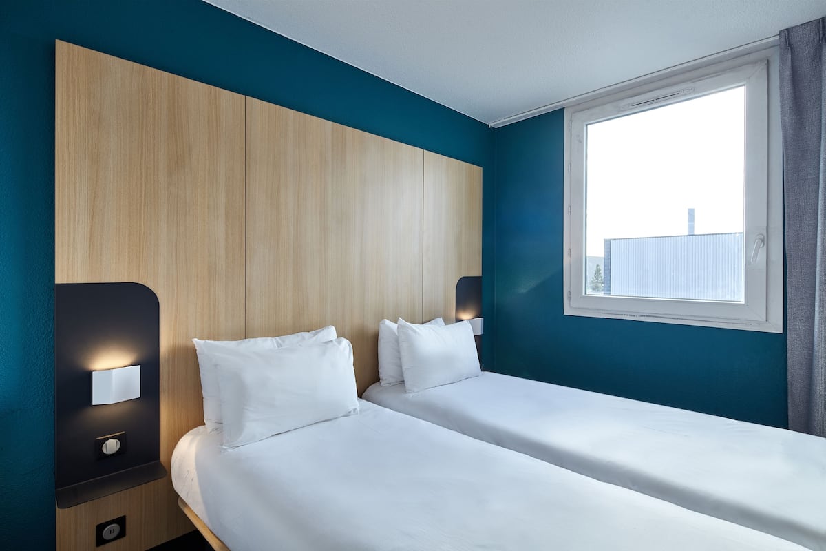 Kamar Twin | Minibar, meja kerja, tirai kedap cahaya, dan kedap suara