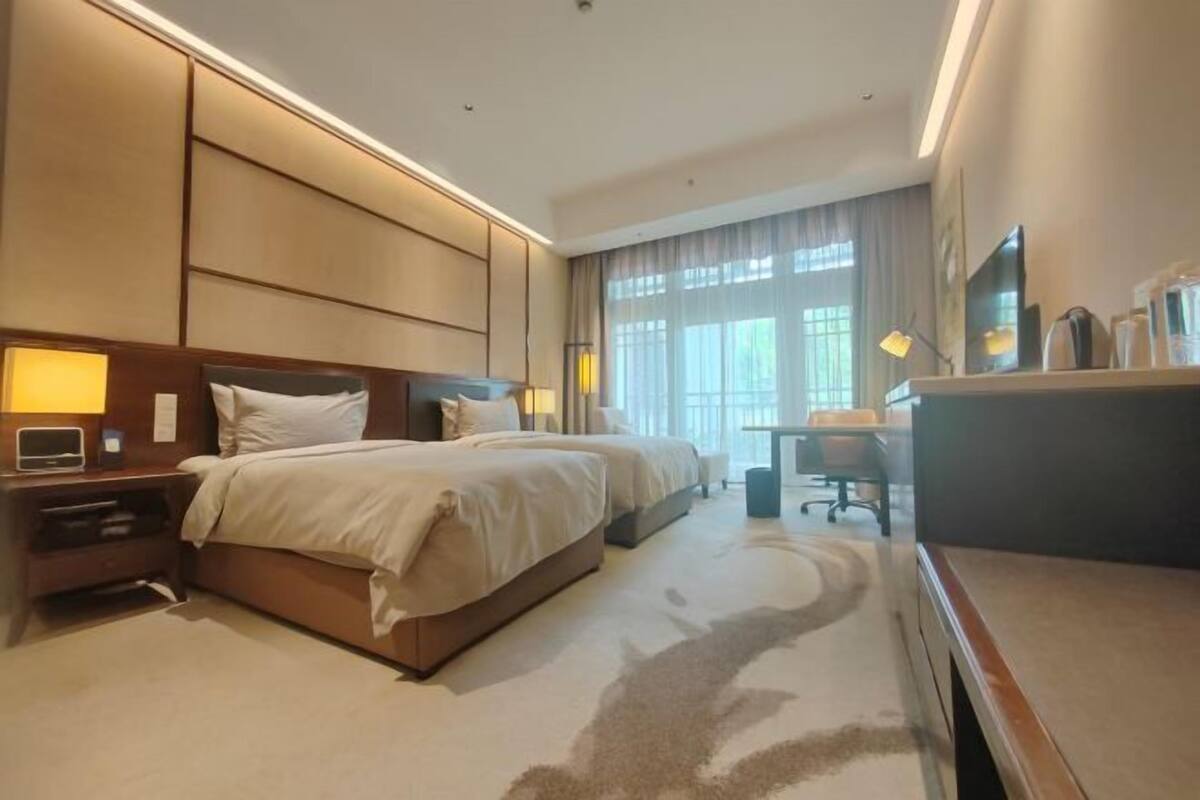 Premium bedding, minibar, in-room safe, desk