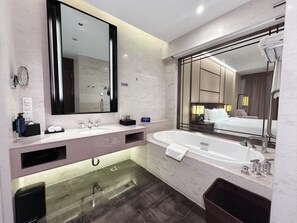 Habitación superior | Baño | Cabezal de ducha tipo lluvia y artículos de higiene personal de diseño