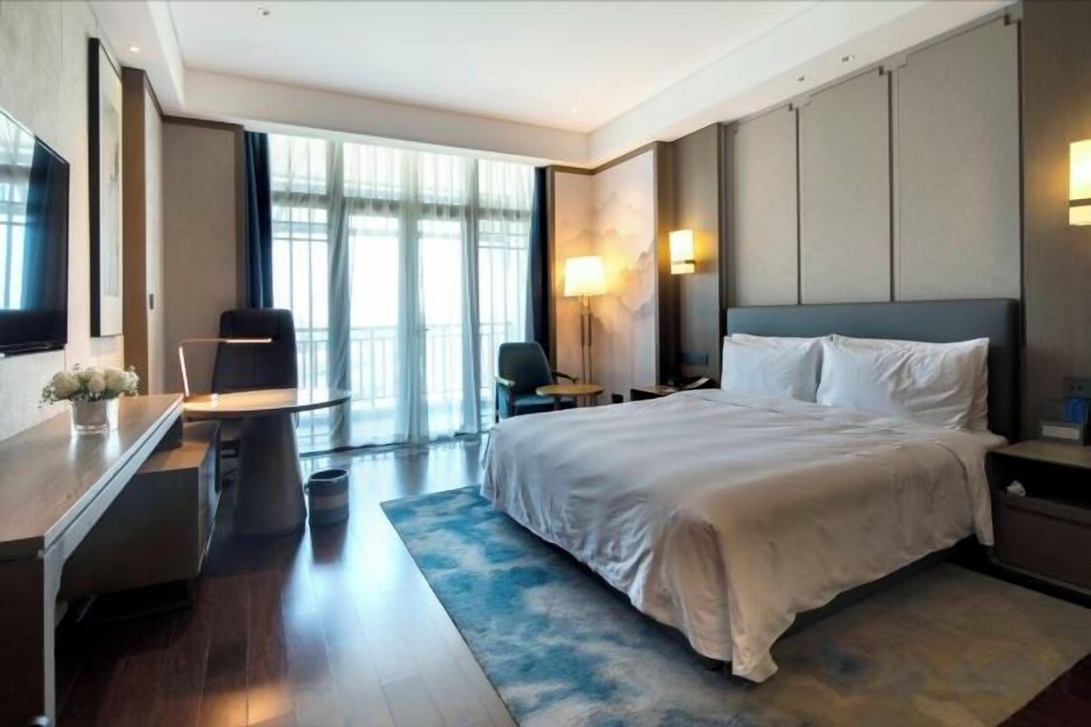 Luxe beddengoed, een minibar, een kluis op de kamer, een bureau