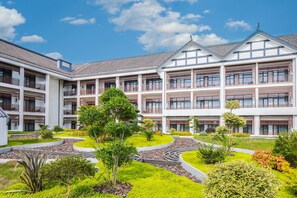 Deluxe Twin Room | Terrace/patio - Radisson Blu Resort Wetland Park Wuxi (Wuxi)