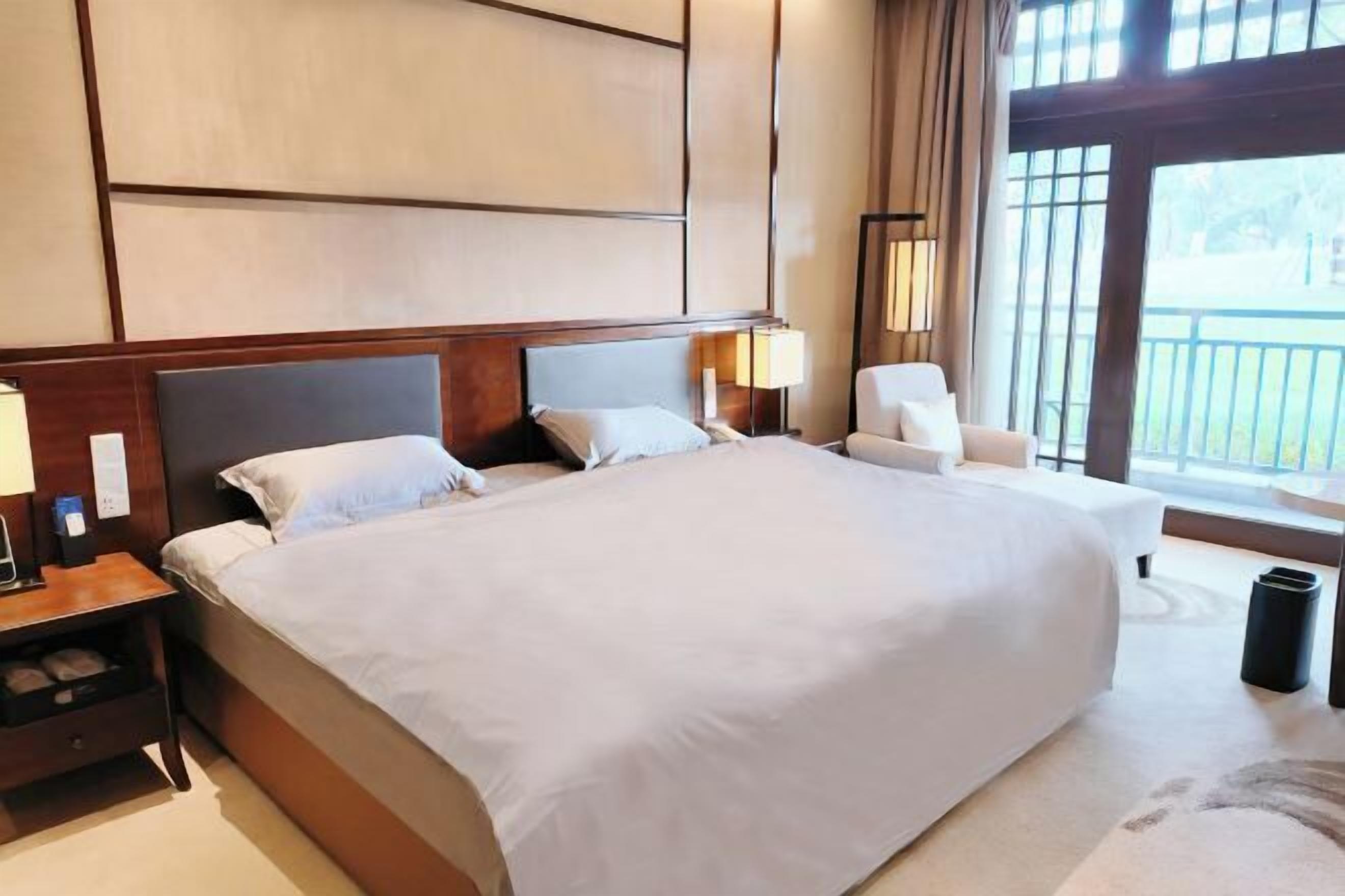 Premium bedding, minibar, in-room safe, desk