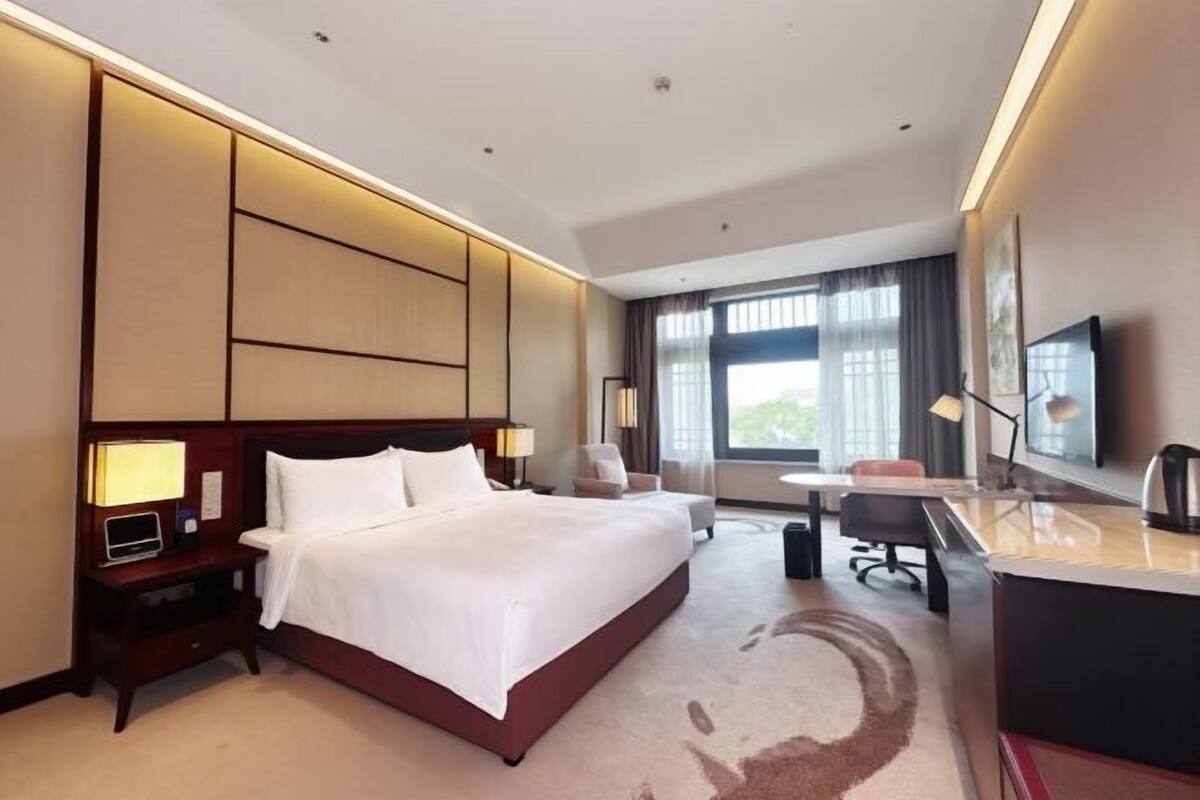 Luxe beddengoed, een minibar, een kluis op de kamer, een bureau