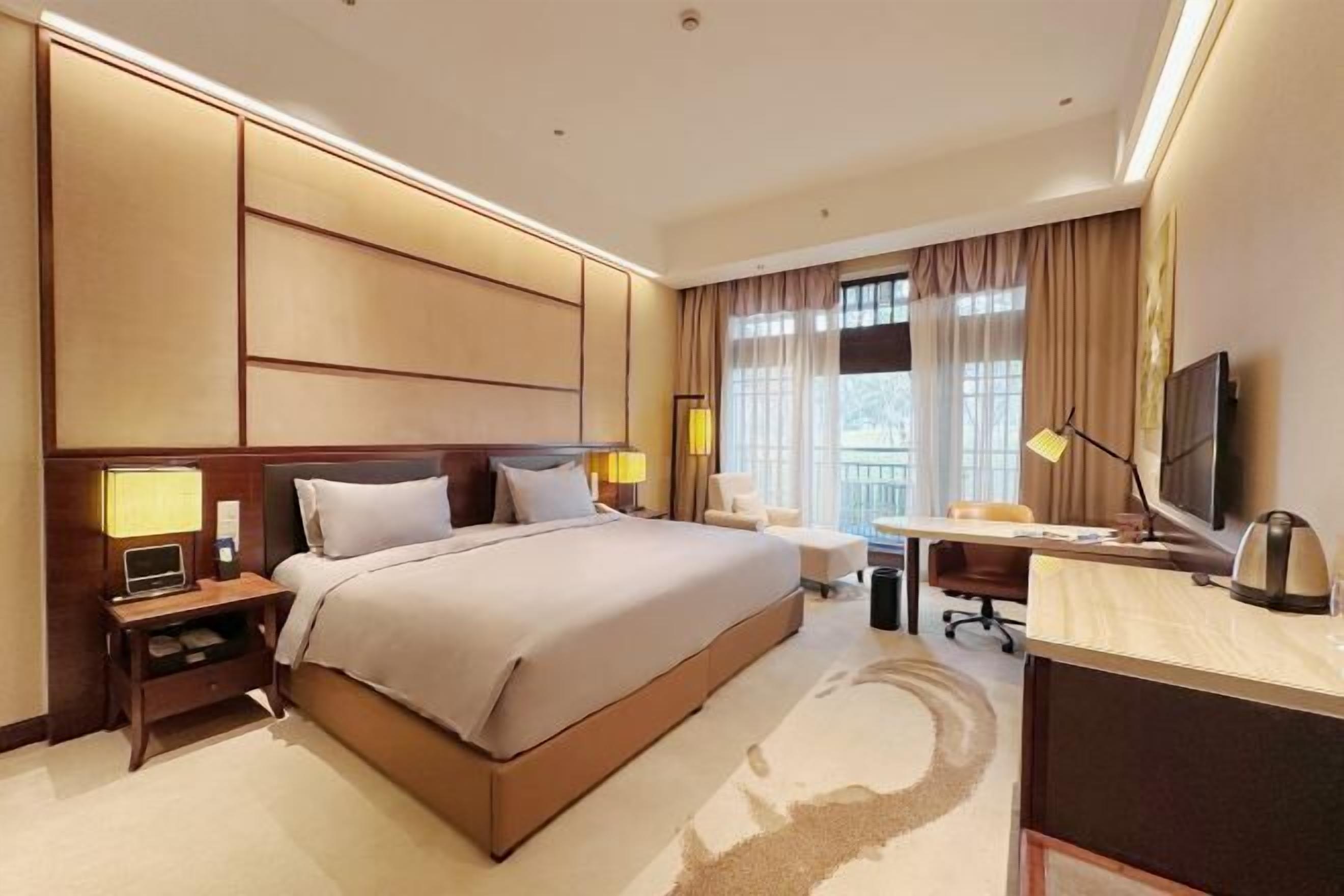 Sengetøy av topp kvalitet, minibar, safe på rommet og skrivebord