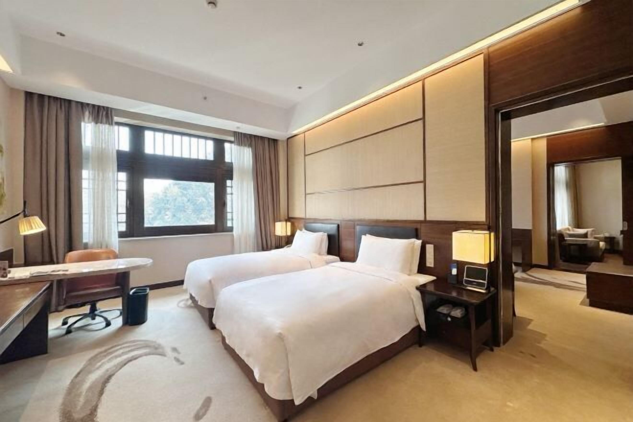 Hochwertige Bettwaren, Minibar, Zimmersafe, Schreibtisch