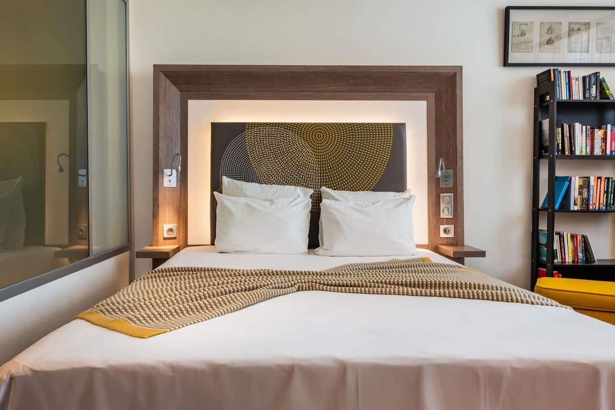 room (library) | 1 bedroom, hypo-allergenic bedding, memory-foam beds, free minibar items