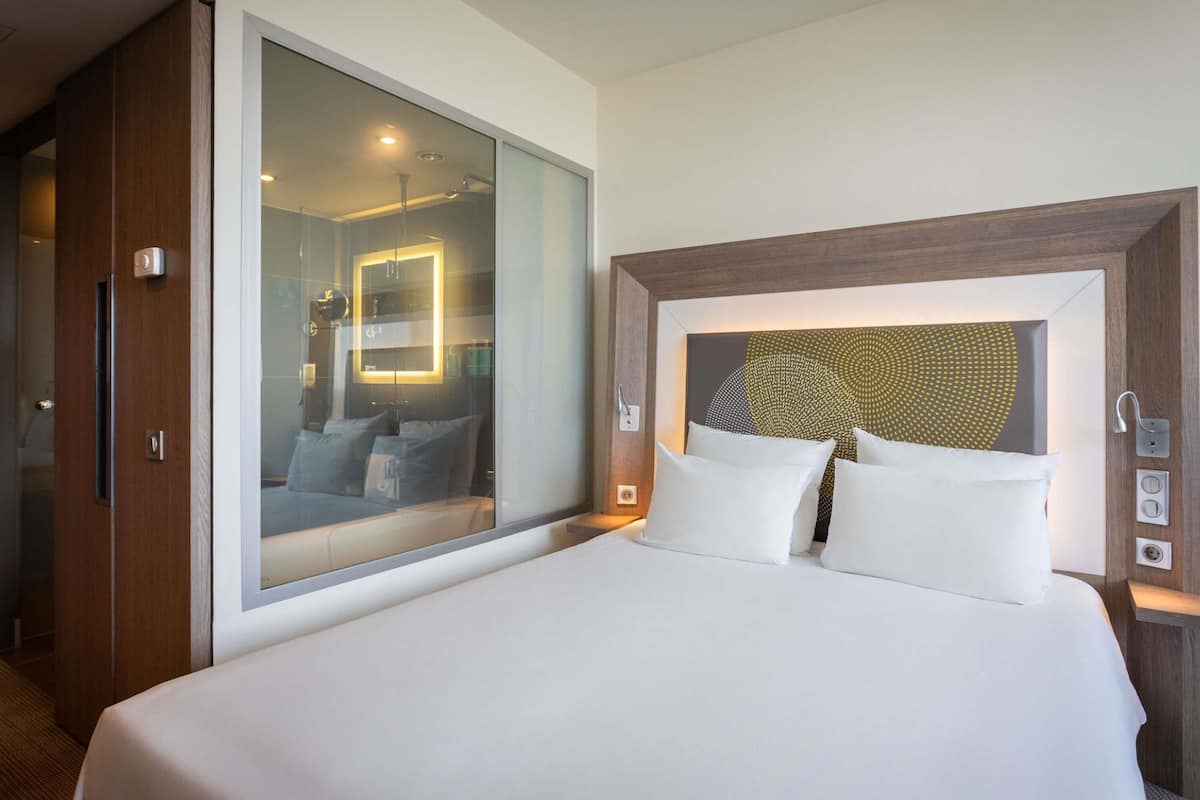 1 bedroom, hypo-allergenic bedding, memory foam beds, free minibar items