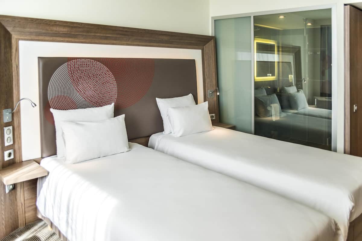1 bedroom, hypo-allergenic bedding, memory foam beds, free minibar items
