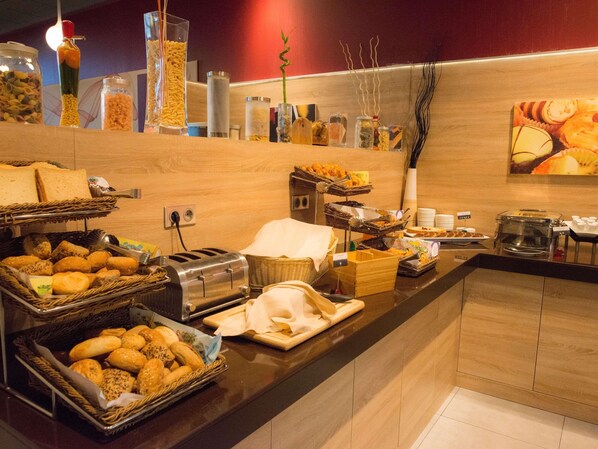 Desayuno buffet diario (EUR 15 por persona)