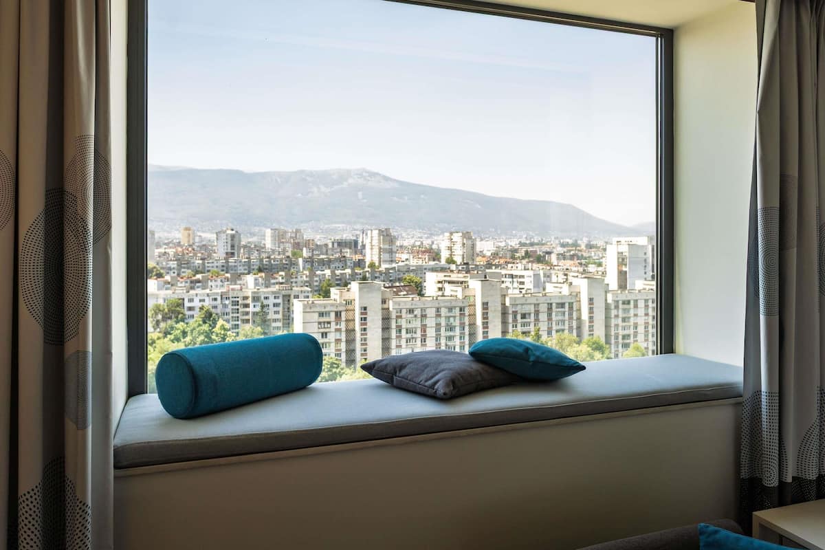 1 bedroom, hypo-allergenic bedding, memory foam beds, free minibar items