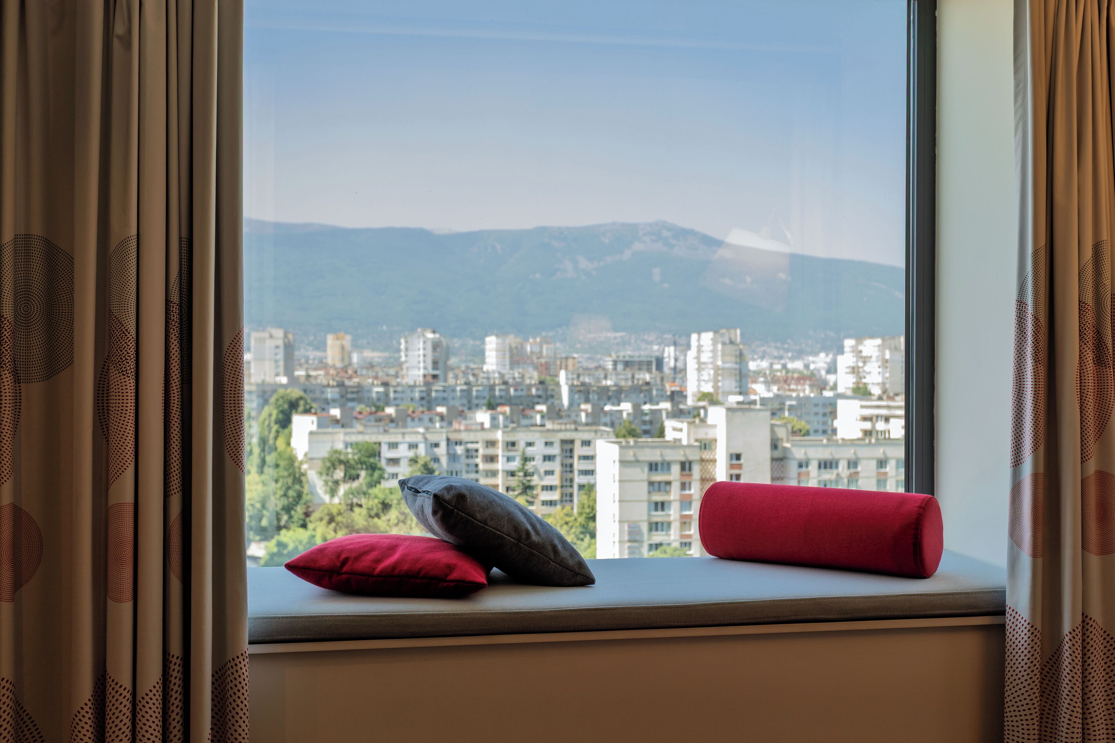 TV, iPod-dokkingstasjon og leker