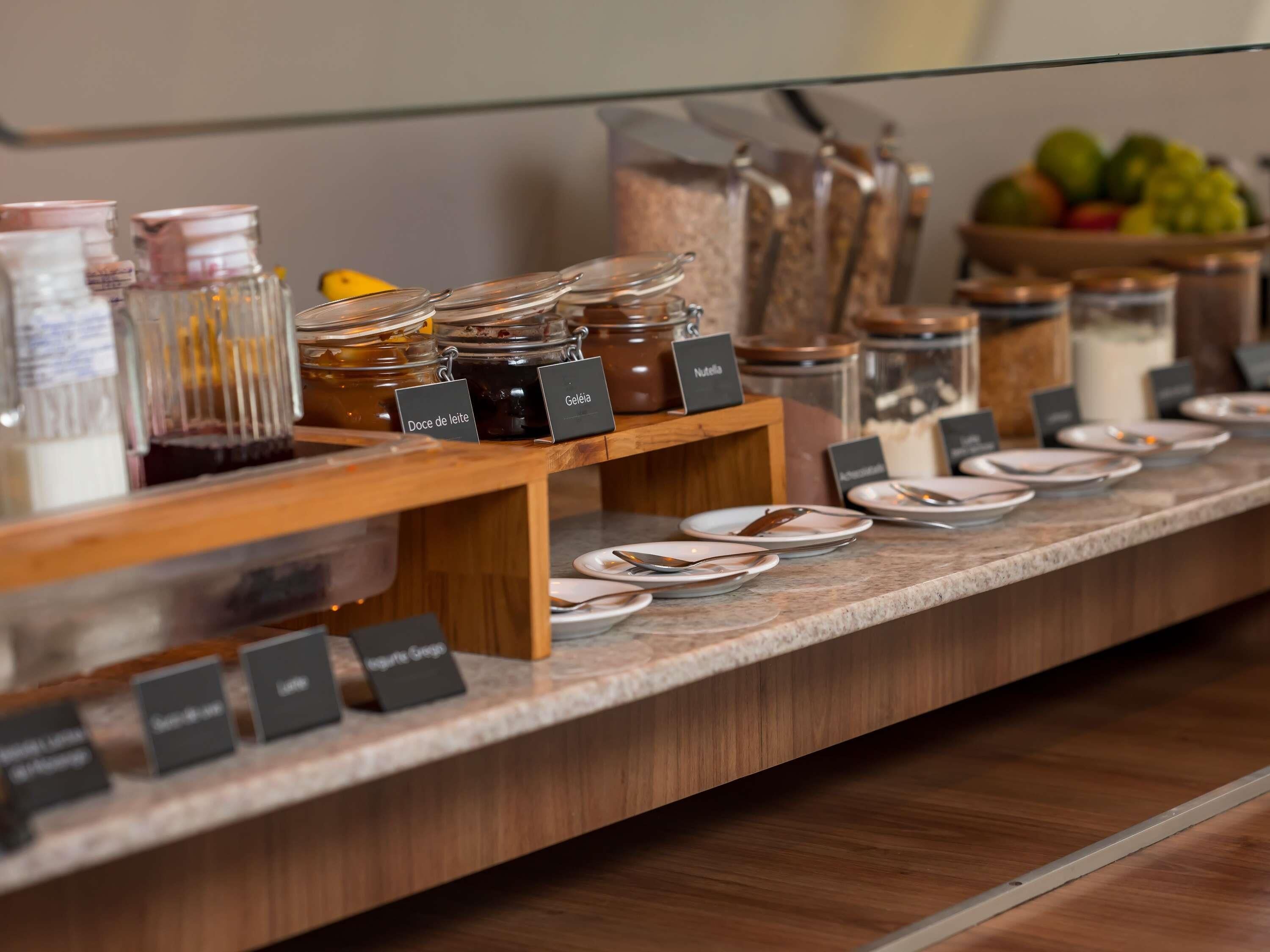 Petit déjeuner buffet (53 BRL par personne)