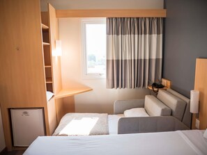 Standaard kamer, meerdere bedden | Een minibar, een bureau, geluiddichte muren, gratis wifi