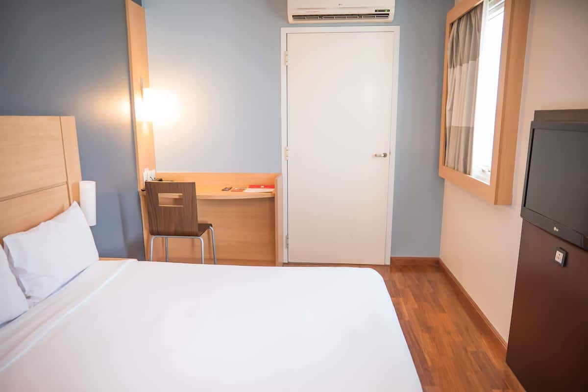 Phòng, 1 giường đôi, phù hợp cho người khuyết tật (Accessible) | Minibar, bàn, phòng cách âm, truy cập Internet không dây miễn phí