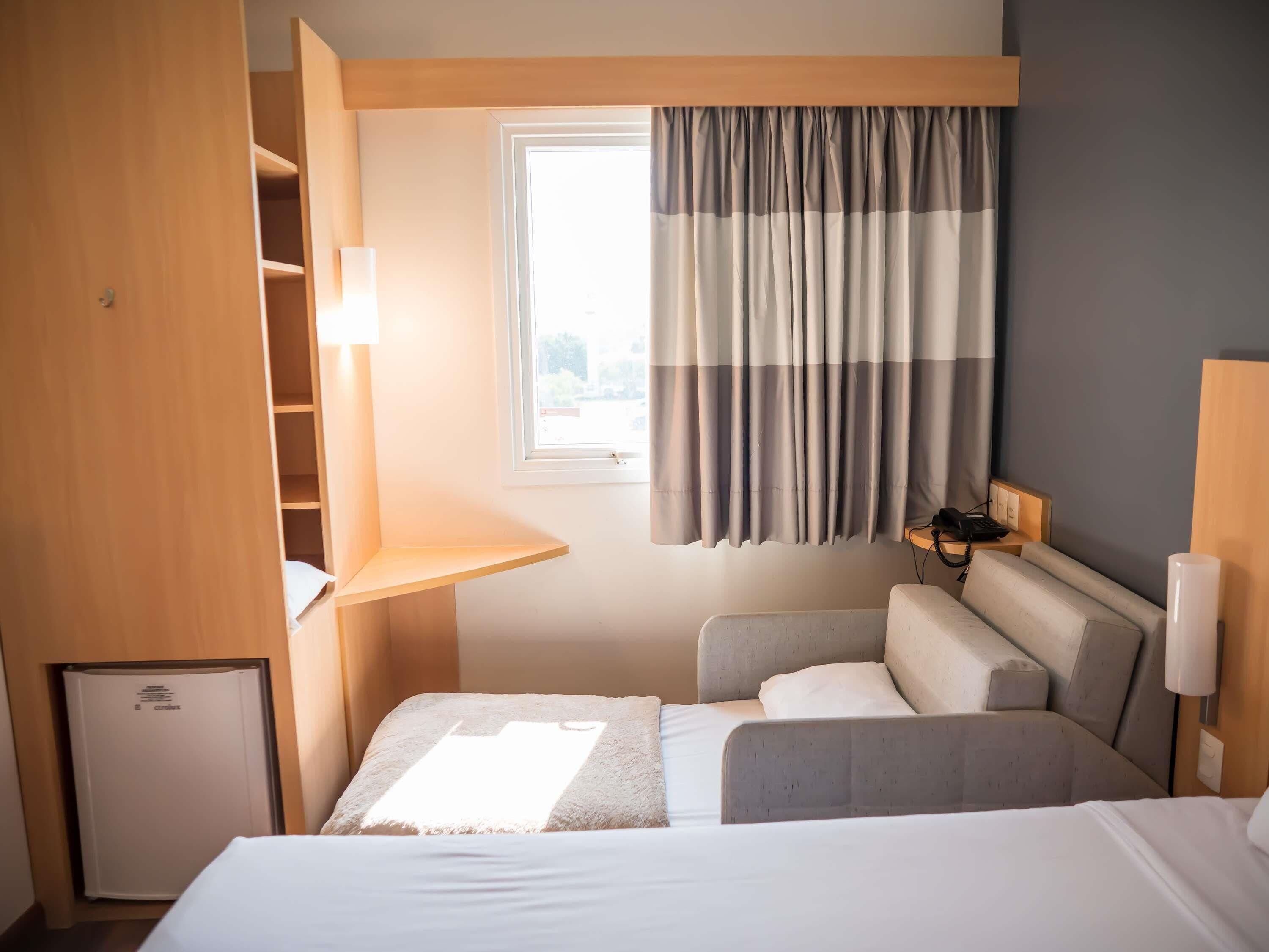 Quarto standard, várias camas | Frigobar, escrivaninha, quartos à prova de som, Wi-Fi de cortesia