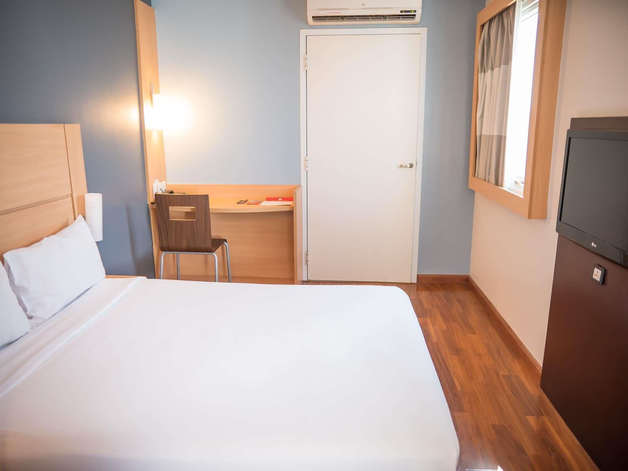 Habitación, 1 cama doble, accesible para personas con discapacidad (Accessible) | Minibar, escritorio, sistema de insonorización y wifi gratis