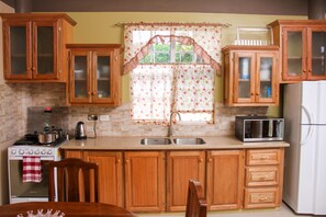 Réfrigérateur, four à micro-ondes