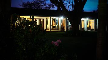 Fachada de la propiedad por la tarde o noche