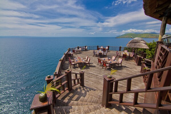 Petit déjeuner, déjeuner et dîner servis sur place, vue sur la piscine