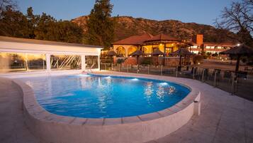 Piscina interna, piscina externa, espreguiçadeiras